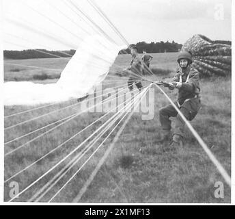 FALLSCHIRMJÄGER IM TRAINING - Bilder aus der Linie eines Fallschirms, die einen Fallschirmjäger unter Kontrolle bringen, bevor er sich aus dem Gurtzeug befreit, British Army Stockfoto