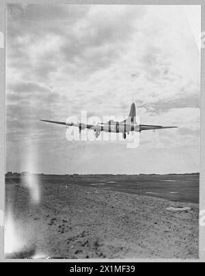 KÜSTENFESTUNGEN BEDECKEN WEITE TEILE DES ATLANTIKS. - 11099 Bild (ausgestellt 1943) zeigt Eine Küstenfestung im Flug, Royal Air Force Stockfoto