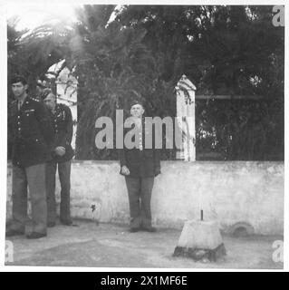 DIE ALLIIERTE BESETZUNG FRANZÖSISCH-NORDAFRIKAS, 1942-1945 – Brigadegeneral R. Port der US-Armee bei der feierlichen Eröffnung des alliierten Nordafrikanischen Hauptquartiers in Algier, 17. November 1942. General Mark Clark, Deputy von General Dwight Eisenhower während der Landung in Algerien, ist ganz links, US Army, Clark, Mark Wayne Stockfoto