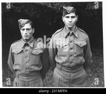 ARABISCH USW. EHEMALIGE KRIEGSGEFANGENE IN ENGLAND - TRANSJORDANIANS von links nach rechts - Private Ayad Mousa von Safout (bei Amman) Private Diabat Mahmud von Tura [Bezirk Irbid], britische Armee Stockfoto