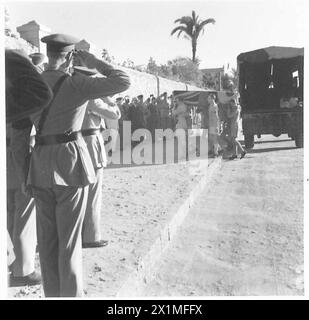 Auf dem britischen Friedhof in Old Cairo findet die Beerdigung von vier britischen Armeeoffizieren statt, die bei einem Flugzeugabsturz getötet wurden, wobei Personal anwesend ist und Zeremonien durchgeführt werden. Stockfoto