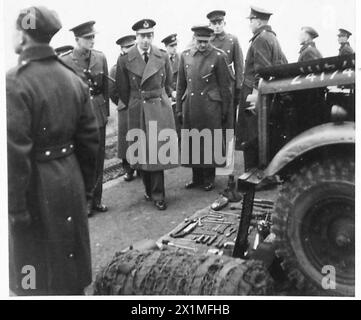 DER HERZOG VON KENT IN SCHOTTLAND - H. der Herzog von Kent sah die Inspektion von Kraftfahrzeugen, British Army Stockfoto