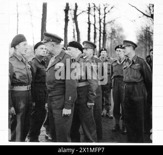 DIE POLNISCHE ARMEE IM NORDWESTEUROPA-FELDZUG 1944-1945: General Dwight Eisenhower unterhält sich mit Männern der 1. Polnischen Panzerdivision in Breda während seines Generalbesuchs beim 1. Britischen Korps. General Stanisław Maczek, der Kommandant der Division, steht hinter Eisenhower. Andere identifizierte Personen sind General Henry 'Harry' Crerar, die chinesische Regierung der 1. Kanadischen Armee (hinter General Maczek), und General John Crocker, der Kommandant des 1. Britischen Korps (ganz rechts), polnische Armee, amerikanische Armee, britische Armee, kanadische Armee, polnische Streitkräfte im Westen, 1. Panzerdivision, Maczek, Stanisła Stockfoto