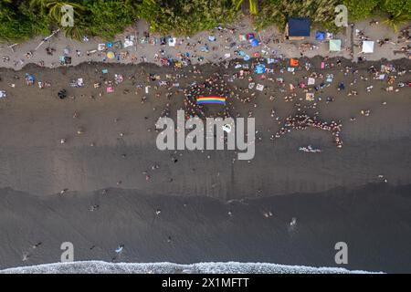 Luftaufnahme des Envision Festivals am Strand von Costa Rica, LGTB Flagge, Gymnastik Stockfoto