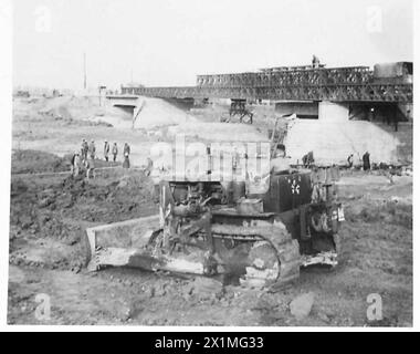 ACHTE ARMEE: RIESIGE BAILEY-BRÜCKE GEFÄHRDET - Allgemeine Sicht auf die 'Ubique' Bailey-Brücke, über den Fluss Marecchia. Indische Truppen, unterstützt von einem Bulldozer, sind bei der Arbeit in der Nähe der Brücke, British Army, zu sehen Stockfoto