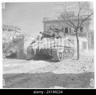 ITALIEN: ACHTES LEBEN Eines PANZERMANNES - der Panzer verlässt Ortona, die britische Armee Stockfoto