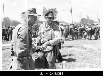 TUNIS - SZENEN NACH DEM FALL DER STADT - Ein deutscher Offizier, der mit seinem Kit, der britischen Armee, abreist Stockfoto