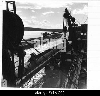 FOTOS VON VORGEFERTIGTEN ANSCHLÜSSEN USW. - Dredger für das Pumpen in Sand, neben Wellenbrechereinheiten, der britischen Armee, der 21. Armeegruppe Stockfoto