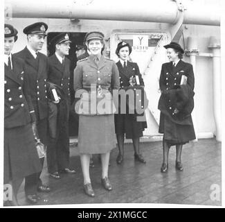 HERR WINSTON CHURCHILLS RÜCKKEHR - Subaltern Mary Churchill mit einigen der WRNS-Offiziere, die während der Tour des Premierministers als Cypher-Offiziere fungierten, British Army Stockfoto