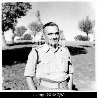 INDIANER KÄMPFEN IN ITALIEN - LIEUT. Colonel D.G. Barr kommandiert ein Bataillon aus Mahartta-Truppen (5/5 Mahratta Light Infantry), der als erster Indianer ein Bataillon im Feld kommandiert, die britische Armee Stockfoto