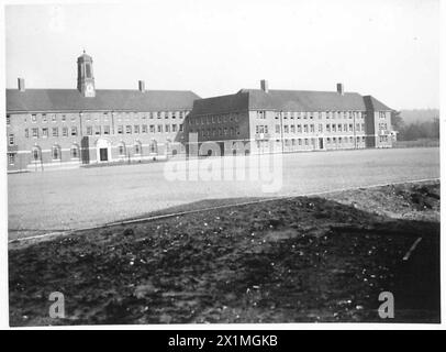 Ein Panoramablick auf die Gebäude der Armee im Aldershot Command zeigt den Sandhurst Block in Mitchett. Die Strukturen sind Teil der Ausbildungs- und Verwaltungseinrichtungen der British Army. Stockfoto