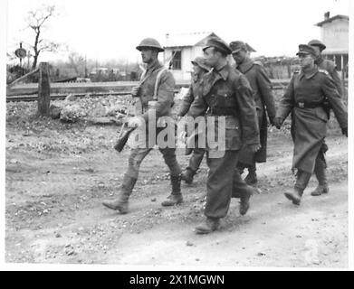 5. ARMEE: LANDUNG SÜDLICH VON ROM – deutsche Offiziersgefangene werden in einen P.O.W.-Käfig der britischen Armee eskortiert Stockfoto