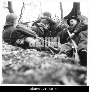 BRITISCHE HOLDING LINE SÜDLICH VON GEIJSTEREN - Ein Bren-Schütze hält einen scharfen Blick, während seine Kameraden ruhen, British Army, 21st Army Group Stockfoto