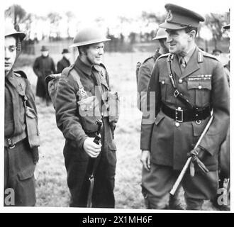 Der Oberbefehlshaber der Heimatstreitkräfte inspiziert niederländische Truppen auf Parade und greift bei einem Besuch der britischen Armee mit einzelnen Soldaten in Verbindung. Stockfoto