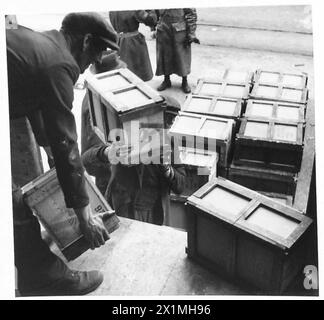 Compo-Packs werden im Rahmen von Versorgungsoperationen von Mitarbeitern der britischen Armee in ein Schiff geladen. Stockfoto