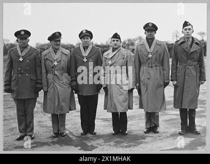 EINSETZUNG IN EINER AMERIKANISCHEN JAGDSTATION IN GROSSBRITANNIEN - Air Chief Marshal Sir Trafford Leigh-Mallory, Air Commander, Allied Expeditionary Air Force, hat kürzlich amerikanische Offiziere auf einer amerikanischen Jagdstation dekoriert. Das Bild (ausgestellt 1944) zeigt - die amerikanischen Offiziere, die die Auszeichnungen tragen, die sie von Air Chief Marshal Sir Trafford Leigh-Mallory erhalten haben - von links nach rechts - General Aubry C. Strickland, Chief of Operations Branch, A.E.A.F, General V.H. Shrahm, Stabschef der 9. US Air Force; General Elwood R. Quesada, Commanding General, U.S.9th A.F.C., Colonel Anderson; Colonel H.W. Ehrgo Stockfoto