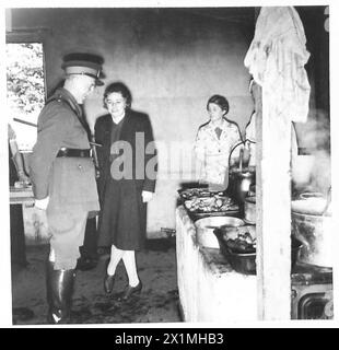 LAGER DER HAUSWACHE ULSTER - General Franklyn inspiziert das Kochhaus, in dem WVS-Personal unter Mrs. Jack Forsythe für die Hauswache der britischen Armee kocht Stockfoto