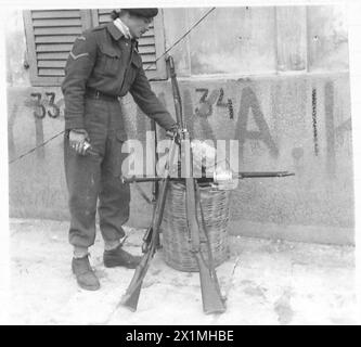 Fallschirmjäger der Britischen Armee erobern verschiedene Gewehre von E.L.A.S.-Truppen während der letzten Zerstörungen in Athen. Stockfoto