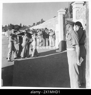 Die britische Armee begräbt vier Offiziere, die bei einem Flugunfall ums Leben kamen, darunter Generalmajor V.V. Pope, Brigadier R.E. Russell, Brigadier E. S. Unwin und Captain G.R. Amery. Stockfoto