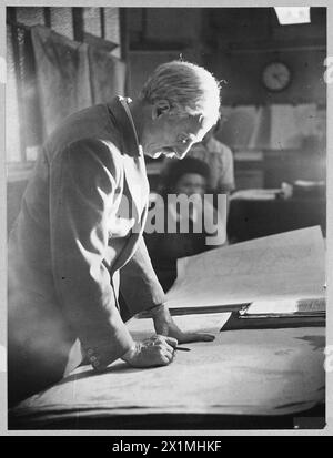 METEOROLOGISCHE ORGANISATION DES LUFTMINISTERIUMS - 15746 Foto ausgestellt 1945 Shows - Central Forecasting Station Herr C. K.M. Douglas, OBE., Chief Forecaster, gewann seine Flügel während des Krieges von 1914-1918 und untersucht seit über 25 Jahren die Vagarien der Atmosphäre. Seit 1942 ist er Leiter der Forecast Branch der Royal Air Force Stockfoto