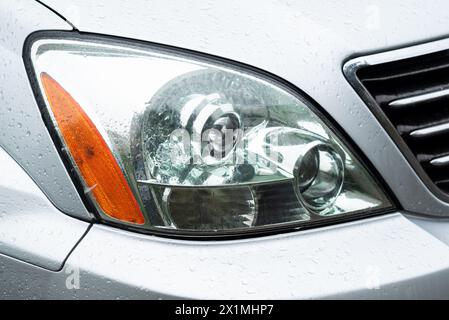 Kiew, Ukraine. April 2024. Lexus-Ansicht der Vorderseite des Fahrzeugs in Nahaufnahme. Silberner Autoscheinwerfer. Stockfoto