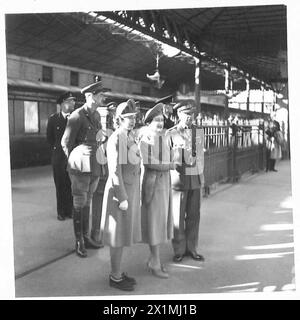 SEINE MAJESTÄT DER KÖNIG MIT SEINER ARMEE - die Königin und Prinzessin Elizabeth an einem nördlichen Bahnhof, British Army Stockfoto