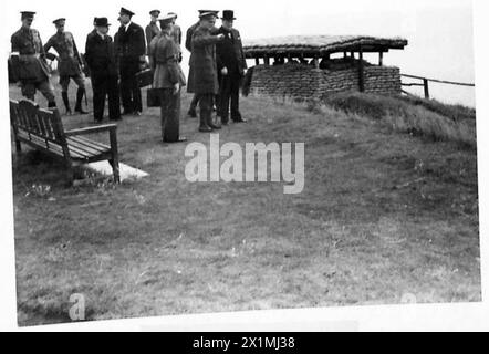 PREMIERMINISTER BESUCHT VERTEIDIGUNGSANLAGEN - Mr. Winston Churchill inspiziert starke Punkte, britische Armee Stockfoto