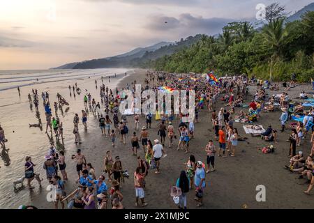 Luftaufnahme des Envision Festivals am Strand von Costa Rica, LGTB Flagge, Gymnastik Stockfoto