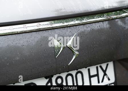 Kiew, Ukraine - April 2024. DS 7 Crossback Close-up-Logo mit Wassertropfen. Stockfoto