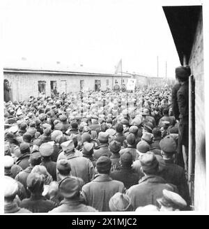 Leutnant Gortshitschnikow spricht am 30. April 1945 in Stalag XB in Sandbostel an. Ein Porträt Stalins wird angezeigt. Stockfoto