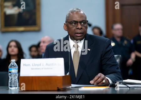 Washington, Usa. April 2024. Verteidigungsminister Lloyd Austin spricht während einer Anhörung des Unterausschusses zur Verteidigung des Repräsentantenhauses über den Haushaltsantrag des Verteidigungsministeriums für das Geschäftsjahr 2025 im US-Kapitol in Washington, DC am Mittwoch, den 17. April 2024. Foto: Bonnie Cash/UPI Credit: UPI/Alamy Live News Stockfoto