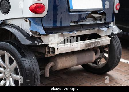 Der beschädigte hintere Teil des Smart Car. Unfallfolgen. Gebrochene Stoßstange und eine zerknitterte Karosserie aus der Nähe Stockfoto