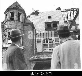 NEUORGANISATION DER ZIVILVERWALTUNG IN KÖLN - der Oberburgermeister beobachtet, wie ein Haus mit Metallfliesen repariert wird, britische Rheinarmee Stockfoto