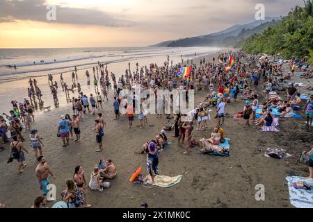 Luftaufnahme des Envision Festivals am Strand von Costa Rica, LGTB Flagge, Gymnastik Stockfoto