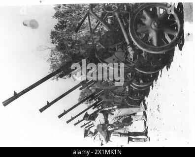 GEFANGENER ITALIENISCHER WAFFEN UND AUSRÜSTUNG - Ein Lager mit Flugabwehrkanonen, Munition und anderer Ausrüstung, britische Armee Stockfoto