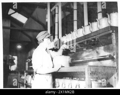 Ein ATS-Mitglied bereitet Tee und Rationen für Soldaten während der Mahlzeiten der britischen Armee zu. Stockfoto