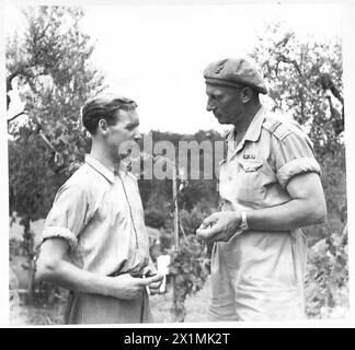 ACHTE ARMEE : GEFANGENE AUS GROSSBRITANNIEN KOMMEN HEREIN - S/SGT. J.H.F. Le'Clus von 68 Seventh Street, Northmead, Beroni, Südafrika - 1/12 L.A.A., der die Militärmedaille für Tapferkeit in Sidi-Rezegh erhielt, hört die Erfahrungen von Sgt. J.A. McEwan von 207 King Georges Road, Cleader Estate, South Shields, der 1942 in Mersa Matruh gefangen genommen wurde Stockfoto