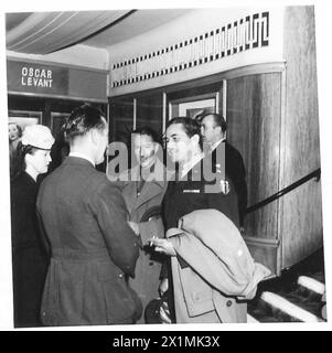 ERSTE NACHT DES „BURMA VICTORY“ IM WARNER THEATRE, LONDON: Oberstleutnant David Macdonald [Mitte] und Oberstleutnant Asher, U.S. Army, British Army Stockfoto