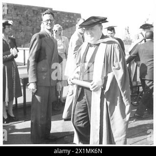 HERR WINSTON CHURCHILL IN QUÉBEC - Mr. Churchill mit seiner Schriftrolle nach Beendigung des Verfahrens, British Army Stockfoto