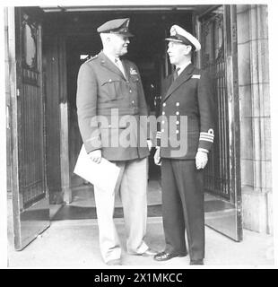 HERR WINSTON CHURCHILL IN QUÉBEC - General Arnold [Stabschef der amerikanischen Luftwaffe] mit Commander C.R. Thompson, RN., ADC des Premierministers, britische Armee Stockfoto