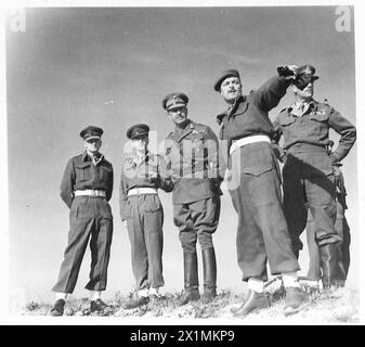 8. ARMEE: LEBENSBLUT EINER ARMEE - Feldmarschall Alexander, begleitet von Offizieren der 311 Bulk Benzinversorgungsabteilung, macht eine Inspektion der Benzinanlage in Falconara Marittima, British Army Stockfoto