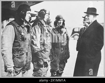 DER HOHE KOMMISSAR BESUCHT NEUE ZEALANDER IN DER ROYAL AIR FORCE - Herr Jordan interessiert sich für Fluggeschichten einer Flugbesatzung, die kurz vor dem Start steht, der Royal Air Force Stockfoto