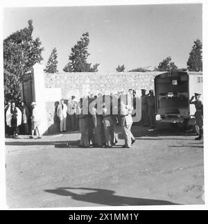 Die Beerdigung von vier britischen Armeeoffizieren, die bei einem Flugzeugabsturz getötet wurden, findet auf dem britischen Friedhof in Old Cairo statt, wobei sowohl die Außenansicht als auch die Innenansicht und die militärische Zeremonie gezeigt werden. Stockfoto