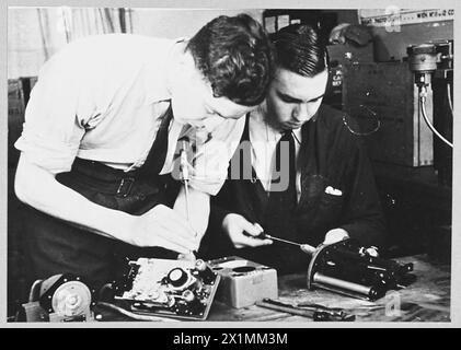 Das RAF-Bodenpersonal bereitet einen Bomber für den Flug vor und passt Kamerasteuerungen und Magazine an. Dieser Prozess ist Teil der Bemühungen der RAF, Bombenangriffe während des Zweiten Weltkriegs aufzuzeichnen Stockfoto