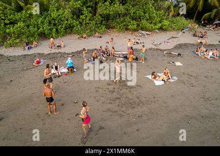 Luftaufnahme des Envision Festivals am Strand von Costa Rica, LGTB Flagge, Gymnastik Stockfoto