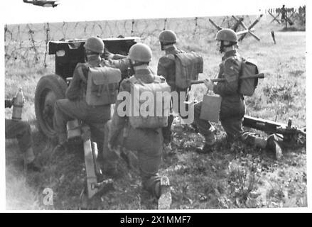 Kommandanten der Armee und der Luftwaffe beobachten, wie sich Luftlandeeinheiten während einer Demonstration der British Army Airborne Division in Aktion setzen. Stockfoto