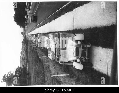 BEWEGUNGSKONTROLLFIRMA BEI DER ARBEIT - neue Fahrzeuge fahren auf der Straße im Konvoi, britische Armee Stockfoto