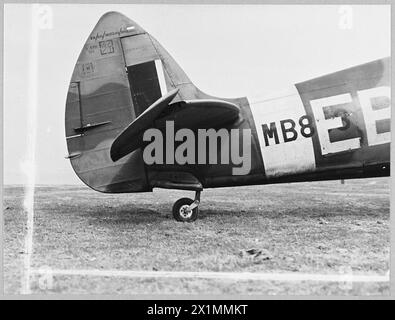 DAS NEUESTE SPITFIRE: MARK XII - 12726 Bild (Ausgabe 1944) zeigt - die neue geformte Flosse und Ruder, Royal Air Force Stockfoto