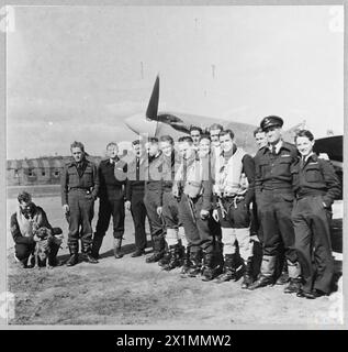 Piloten der No. 457 Squadron, einer australischen Jagdschwadron, werden auf ihrer Basis in Großbritannien, der Royal Air Force, gezeigt. Stockfoto