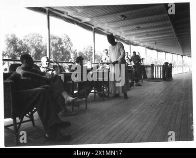 NIL VERLASSEN DAS BOOT FÜR „ANDERE RÄNGE“ DES ROYAL CORPS OF SIGNALS - Kaffee wird um 11 Uhr morgens auf dem Promenade Deck der British Army serviert Stockfoto